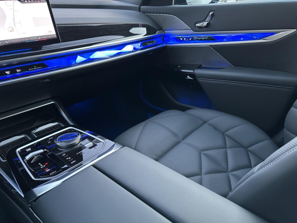 BMW Seria 7 xDrive740d M-Sport - foto 19