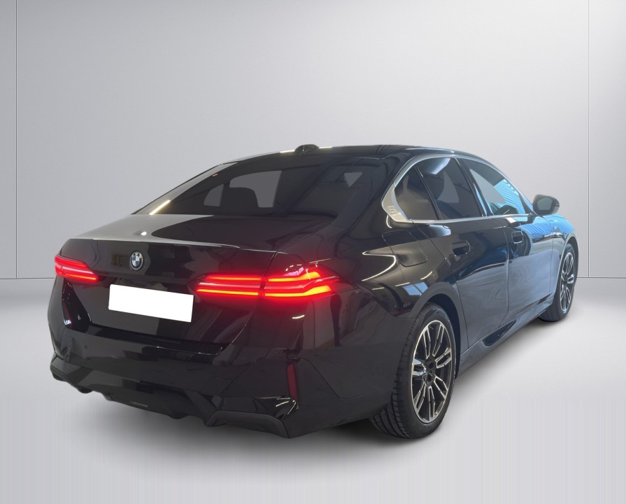 BMW Seria 5 xDrive550e (3)
