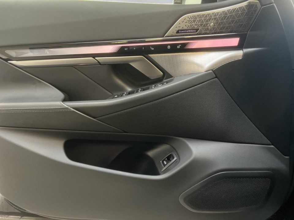 BMW Seria 5 xDrive550e - foto 13