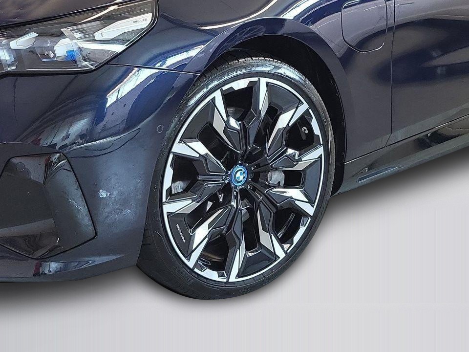 BMW Seria 5 xDrive550e - foto 12