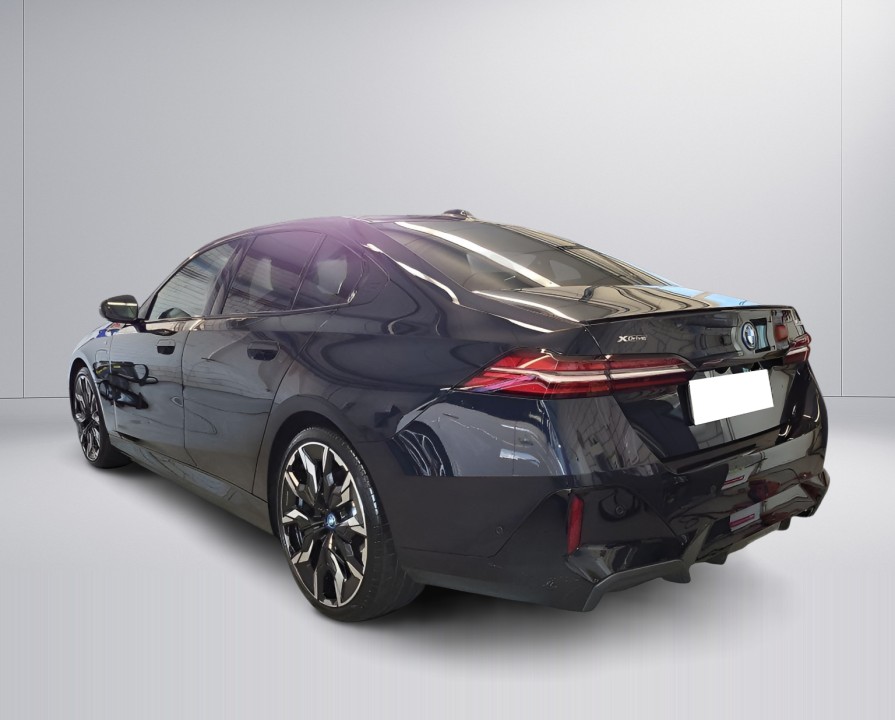 BMW Seria 5 xDrive550e (3)