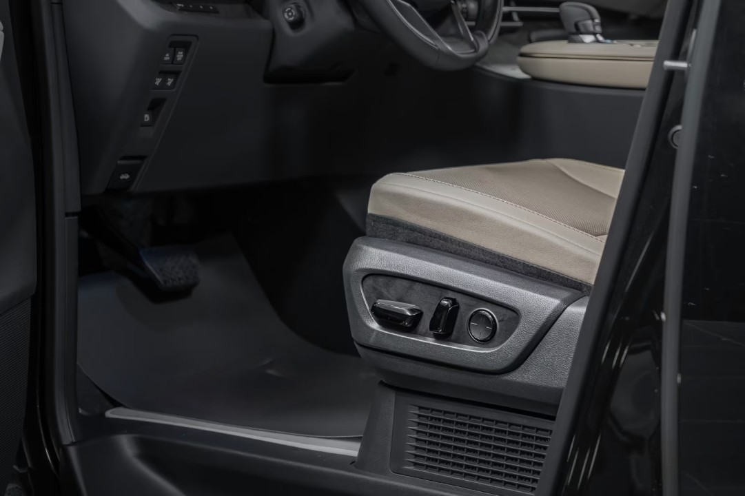 Lexus LM 350h Executive - foto 30