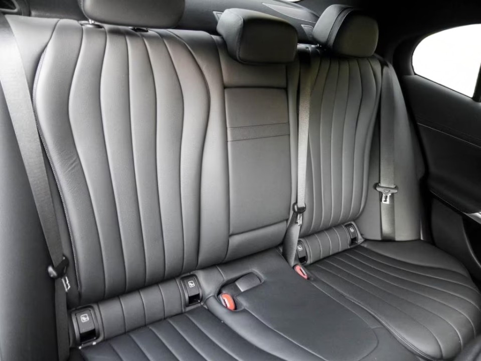 Mercedes-Benz E 300e 4MATIC AMG - foto 15