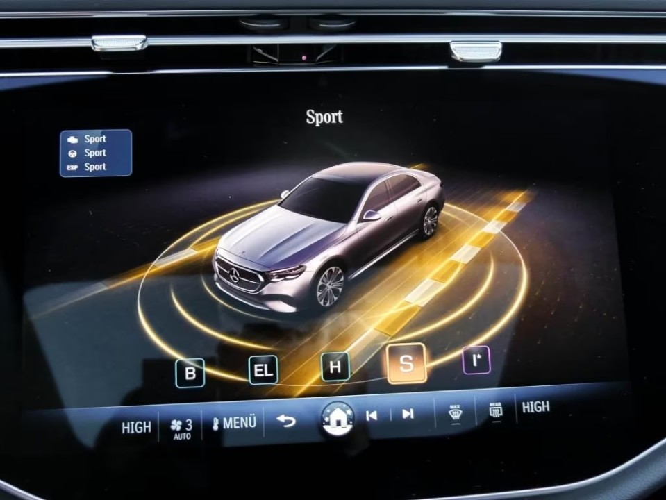 Mercedes-Benz E 300e 4MATIC AMG - foto 10