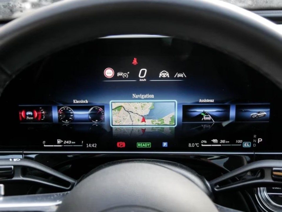 Mercedes-Benz E 300e 4MATIC AMG - foto 7