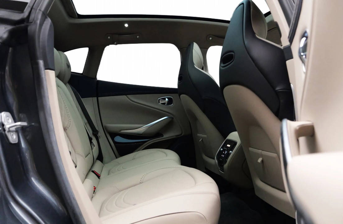 Aston Martin DBX - foto 11