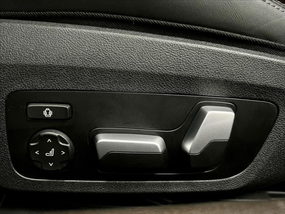 BMW Seria 8 M850i ​​xDrive - foto 26