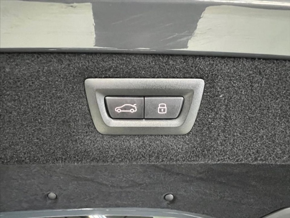 BMW Seria 8 M850i ​​xDrive - foto 27