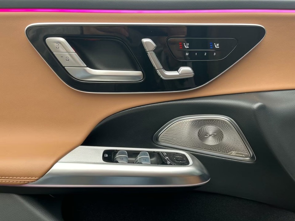 Mercedes-Benz E 300e 4MATIC AMG Line - foto 11