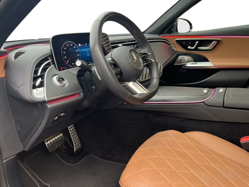 Mercedes-Benz E 300e 4MATIC AMG Line (5)