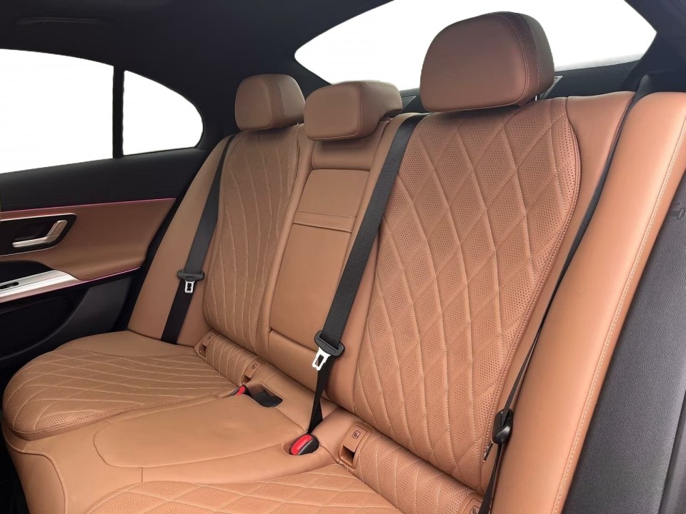 Mercedes-Benz E 300e 4MATIC AMG Line - foto 7