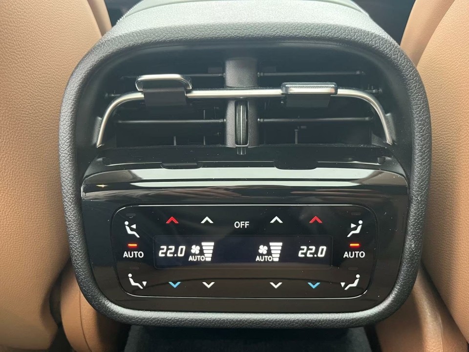 Mercedes-Benz E 300e 4MATIC AMG Line - foto 13