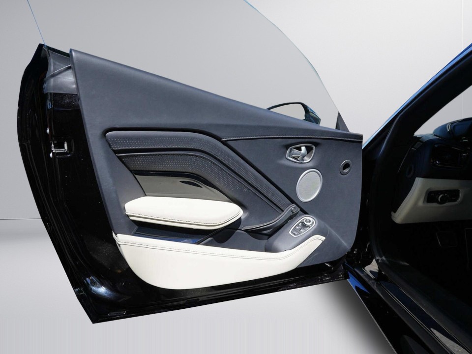 Aston Martin Vantage V8 - foto 17