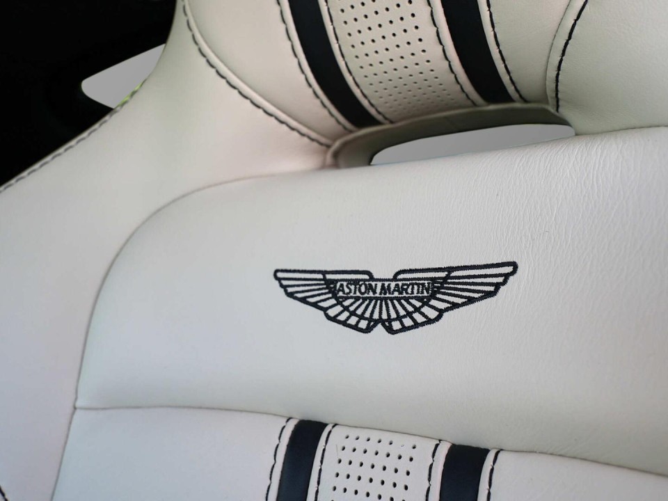 Aston Martin Vantage V8 - foto 16