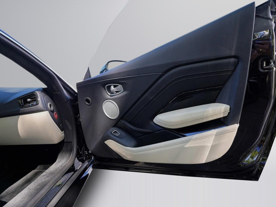Aston Martin Vantage V8 - foto 18