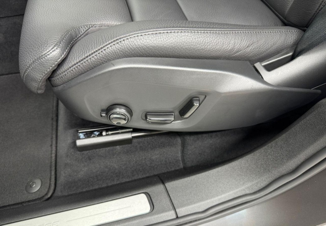 Volvo XC 60 T8 Ultimate Dark - foto 15