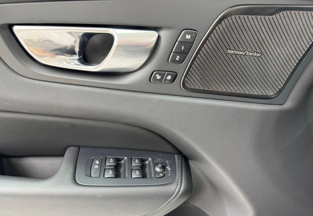 Volvo XC 60 T8 Ultimate Dark - foto 17