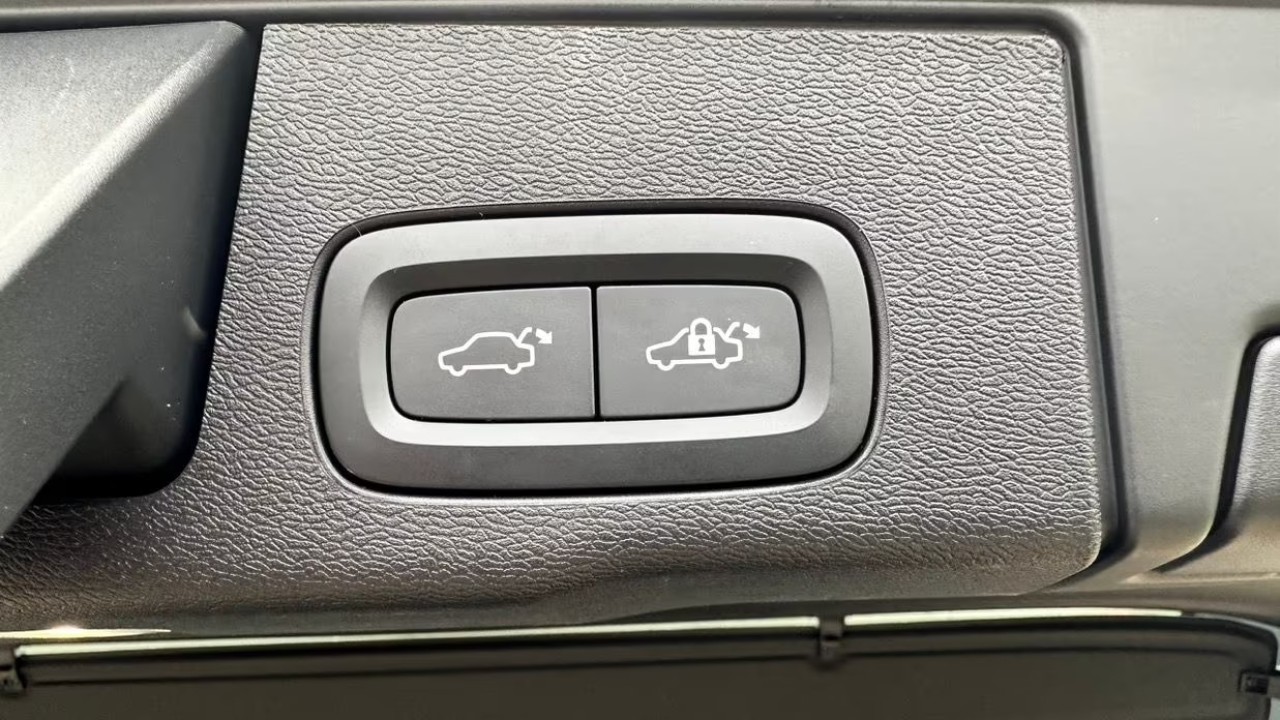 Volvo XC 60 T8 Plus Dark - foto 32