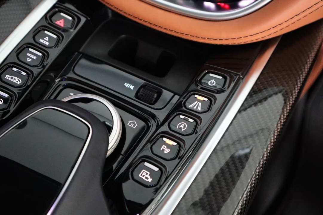 Aston Martin DBX - foto 17