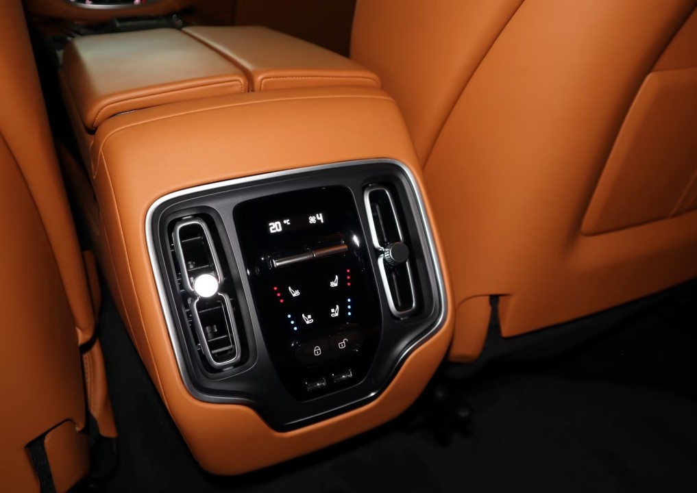 Aston Martin DBX - foto 28