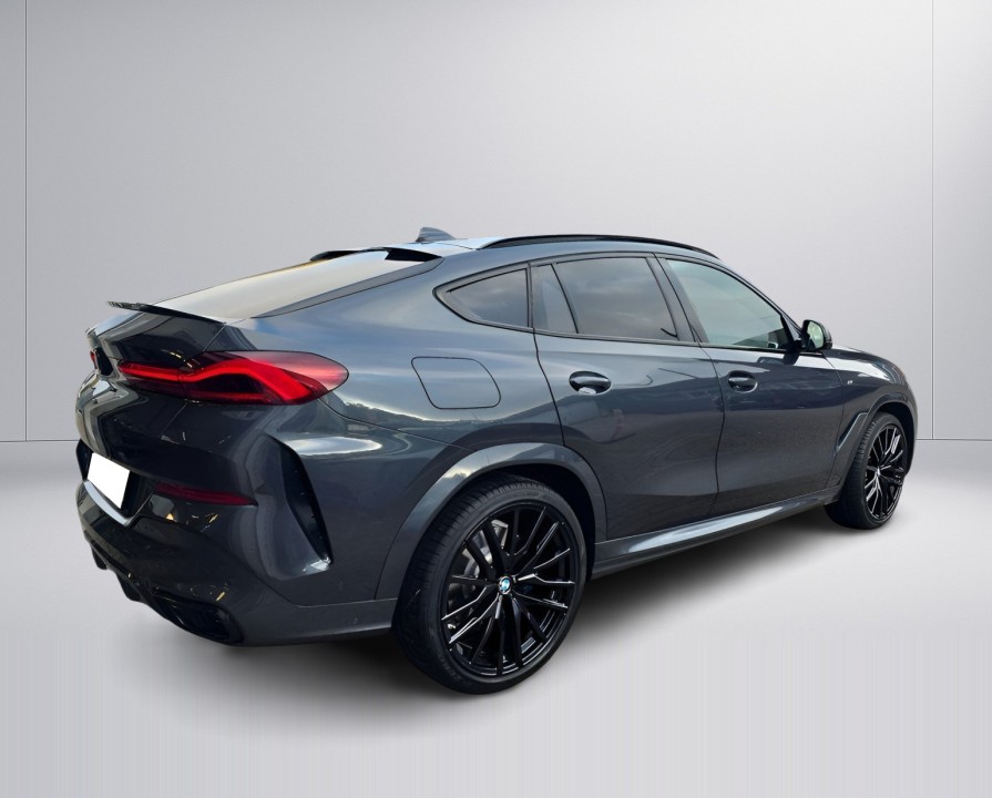 BMW X6 M50I (2)