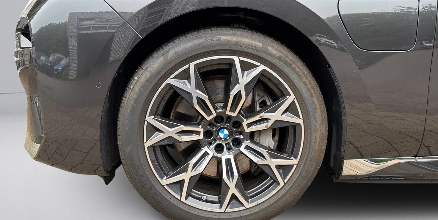 BMW Seria 7 xDrive750e - foto 13
