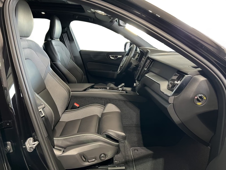 Volvo XC 60 T6 Recharge AWD Plus Black - foto 15