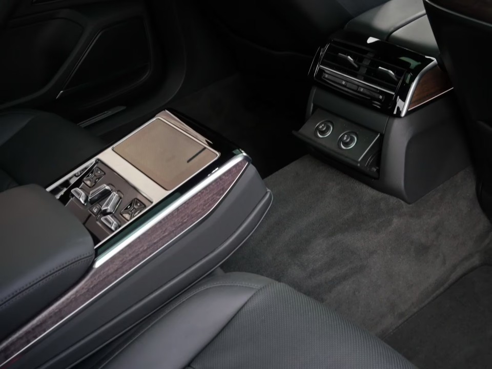 Audi A8 55 TFSI Quattro - foto 14