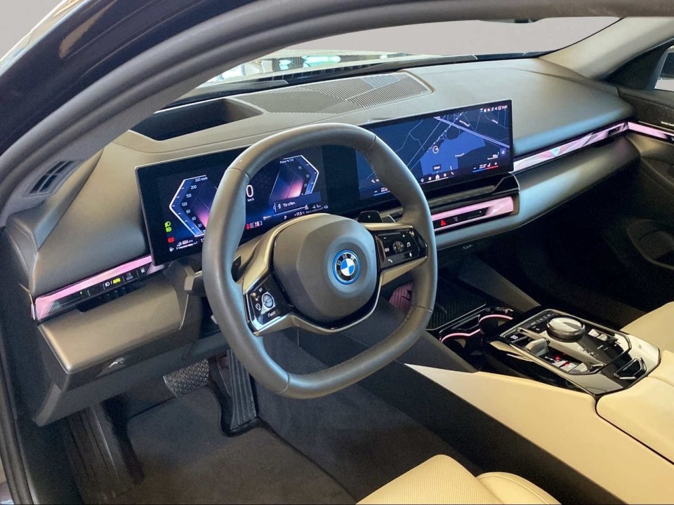 BMW Seria 5 530e - foto 7