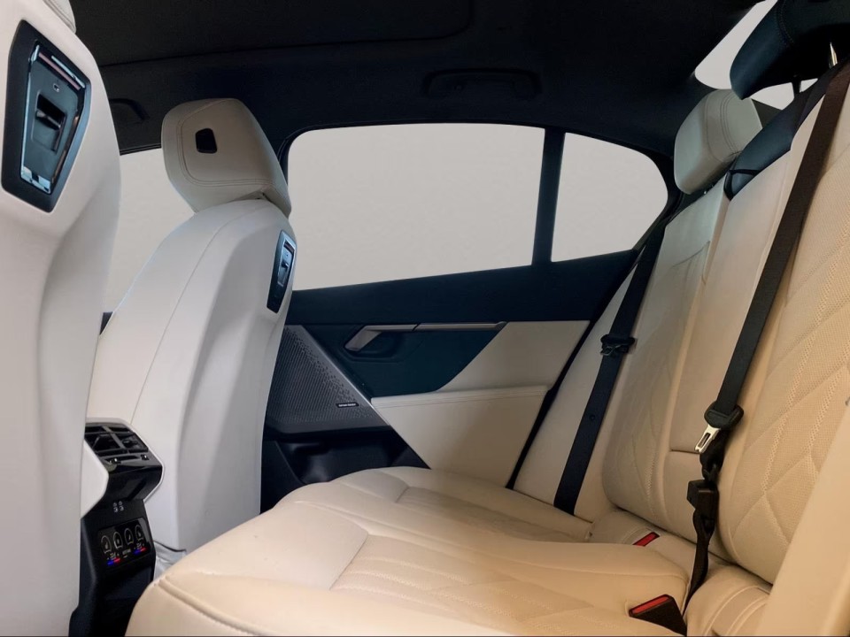 BMW Seria 5 530e - foto 14