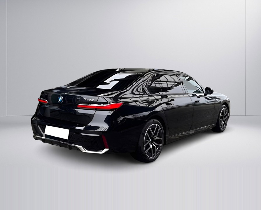 BMW Seria 7 xDrive750e M-Sport (2)