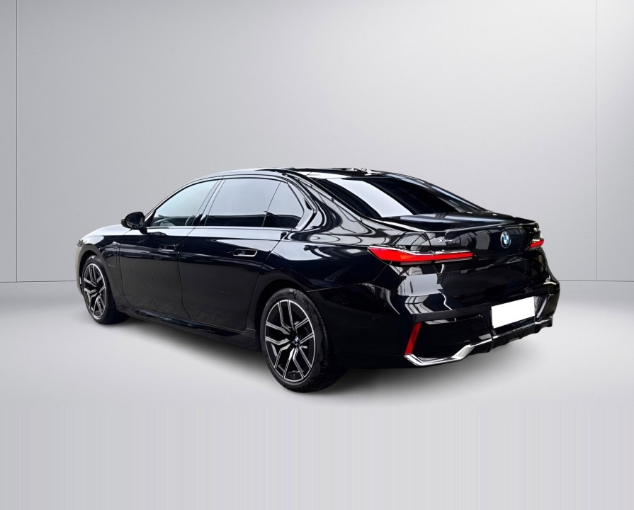 BMW Seria 7 xDrive750e M-Sport (3)