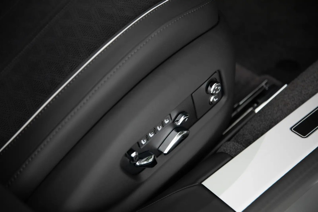 Bentley Flying Spur Speed V8 Hybrid - foto 21