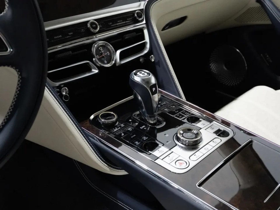 Bentley Flying Spur Speed V8 Hybrid - foto 10