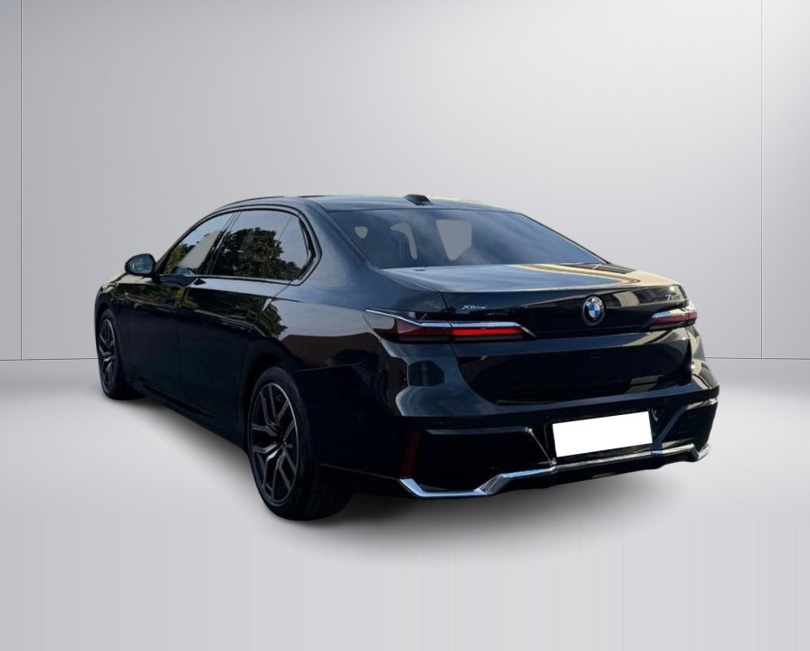BMW Seria 7 750e xDrive M-Sport (2)