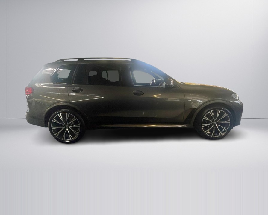 BMW X7 M50i (2)