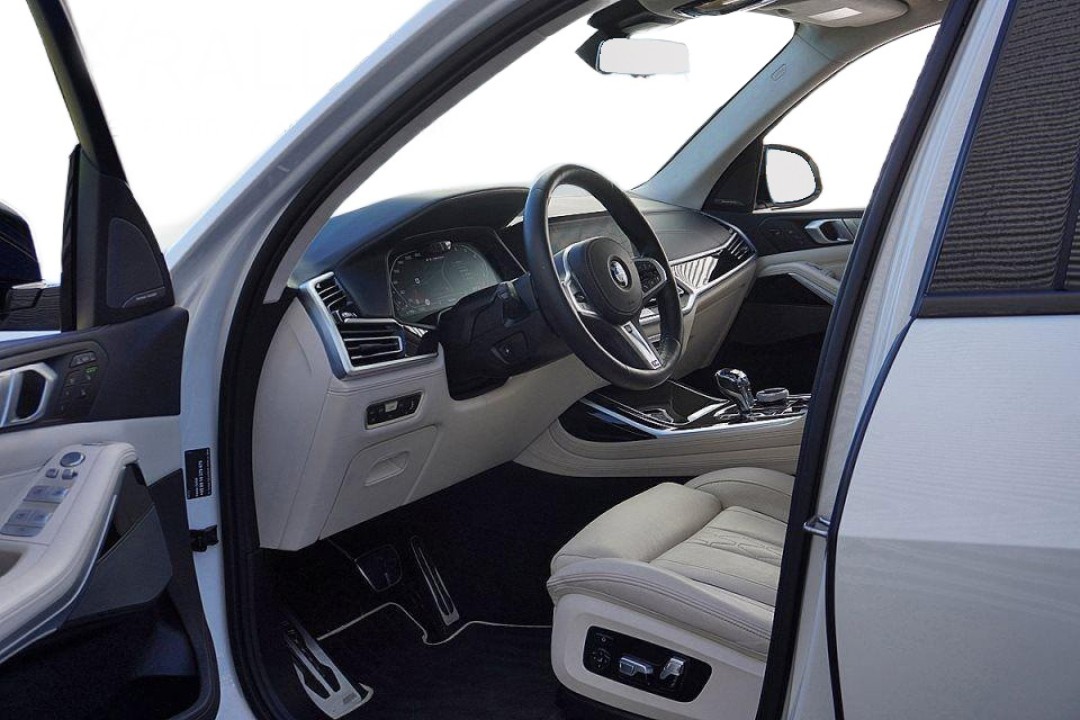 BMW X7 M50i (5)