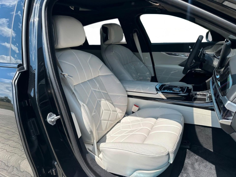 BMW Seria 7 740d xDrive M-Sport - foto 7