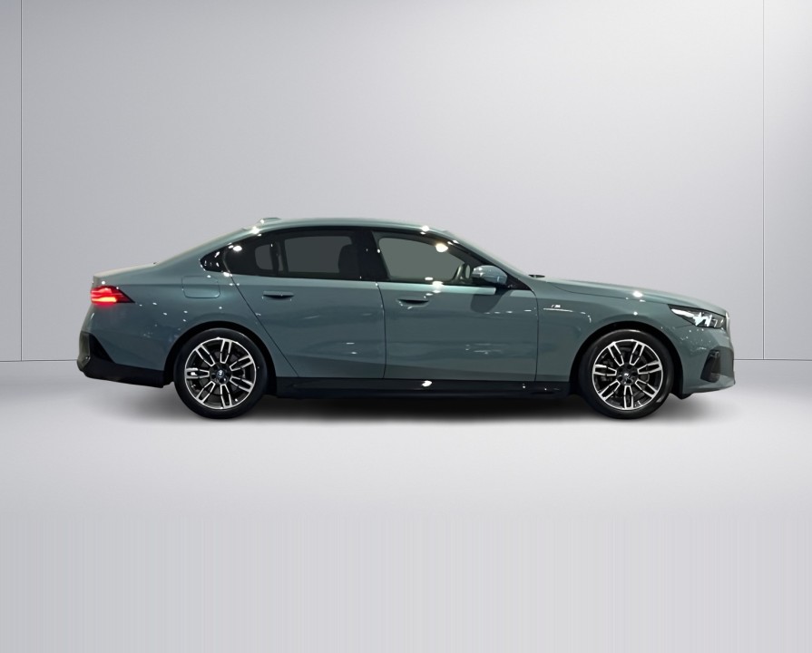 BMW Seria 5 530e xDrive M-Sport (3)