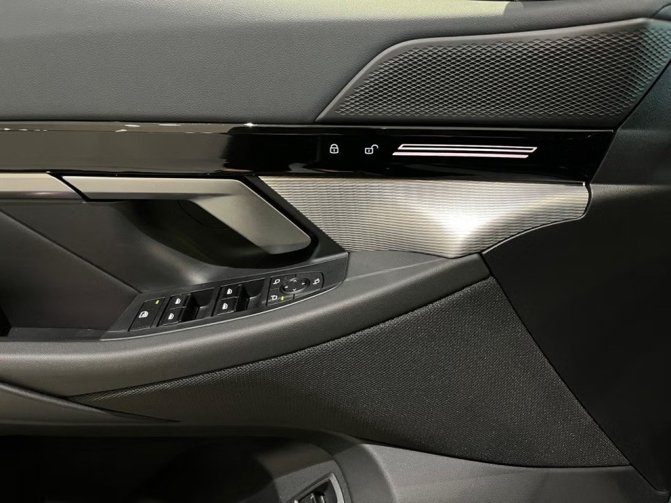 BMW Seria 5 530e xDrive M-Sport - foto 15