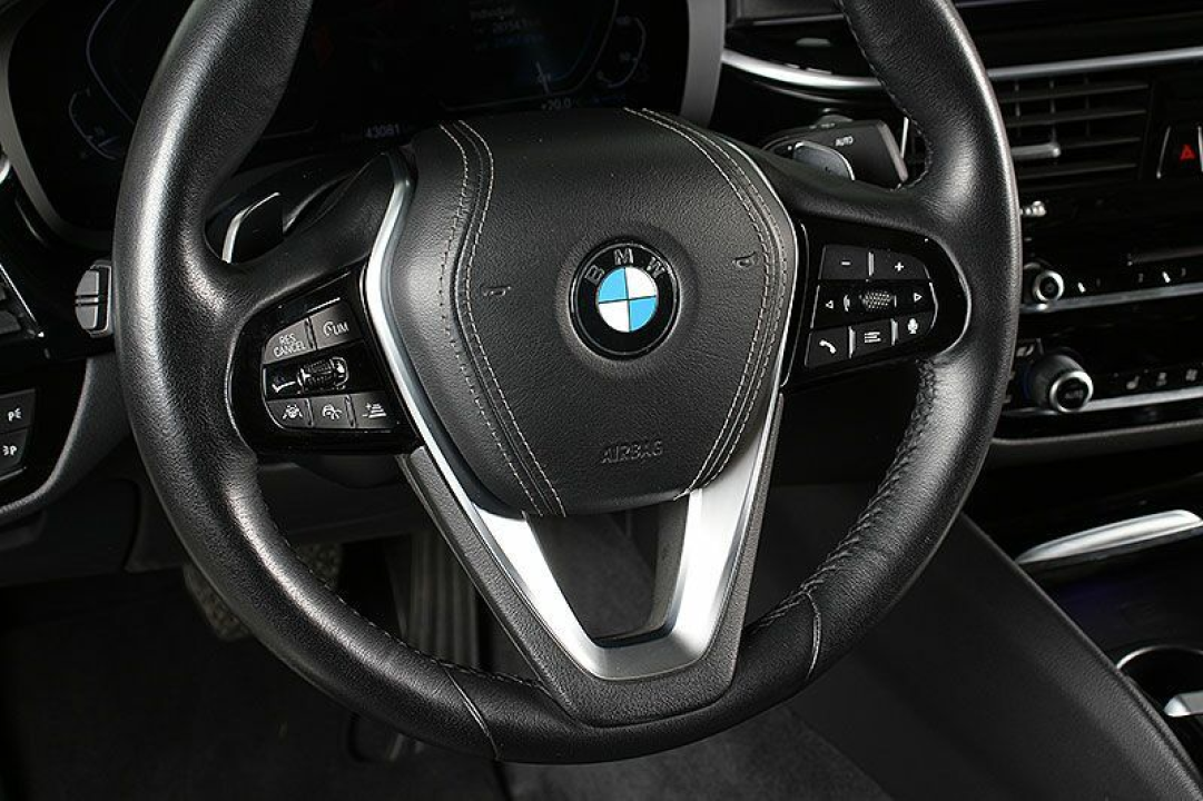 BMW Seria 5 530e xDrive Sport Line - foto 13