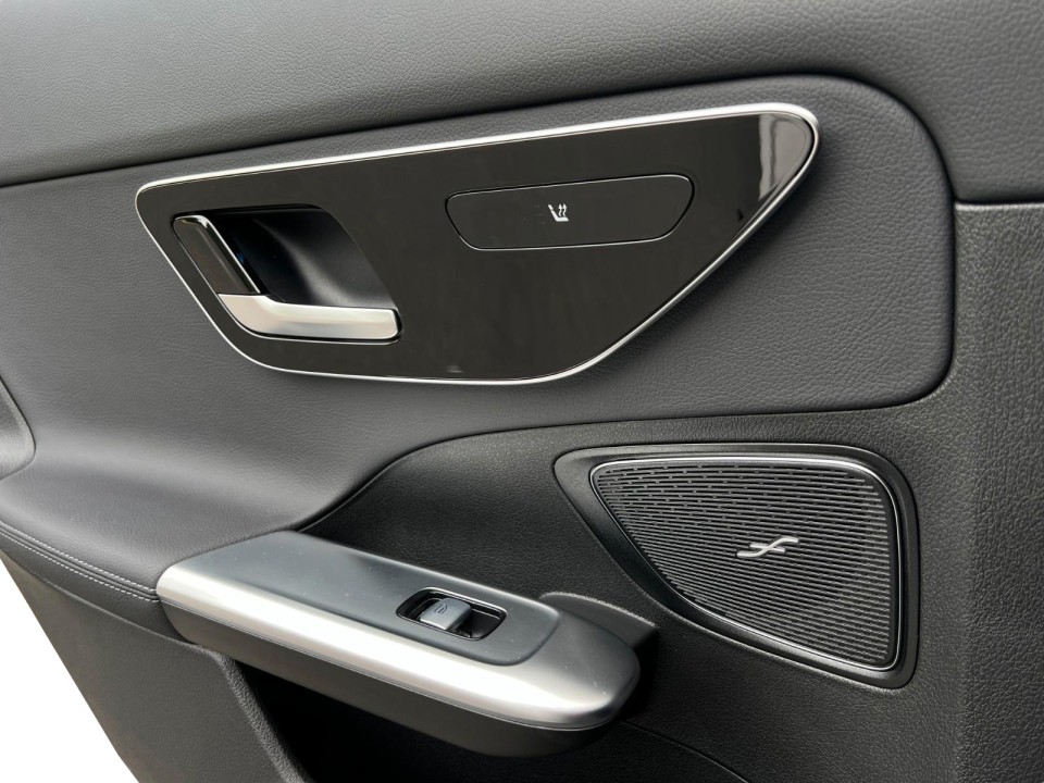 Mercedes-Benz C 300 - foto 14