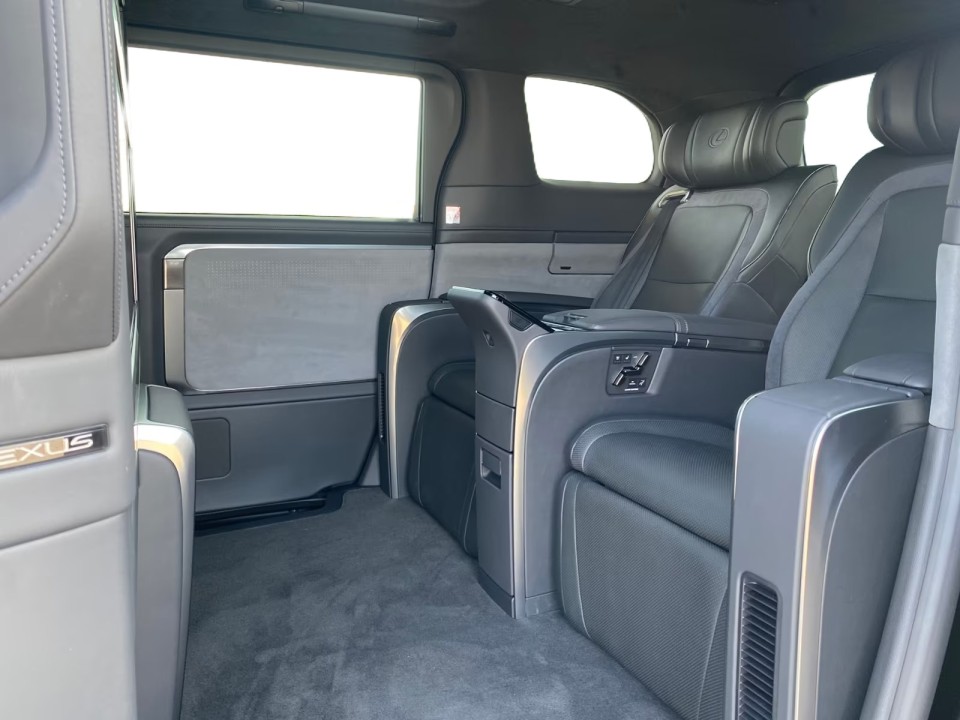 Lexus LM 350h Luxury - foto 22