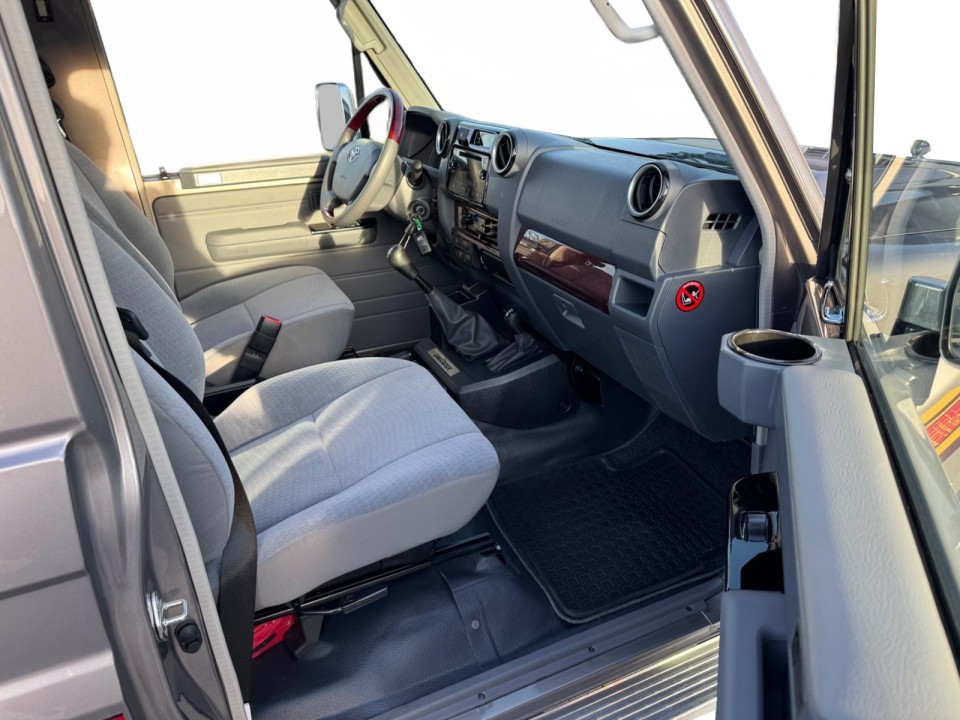 Toyota Land Cruiser GRJ 71 - foto 8