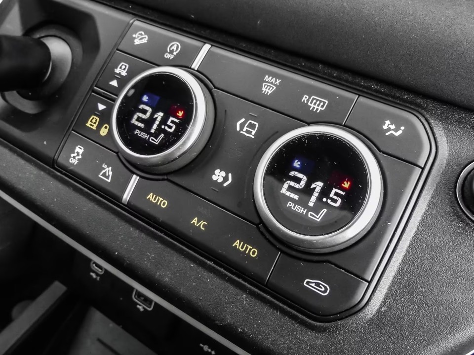 Land Rover Defender P400 X-Dynamic SE - foto 12