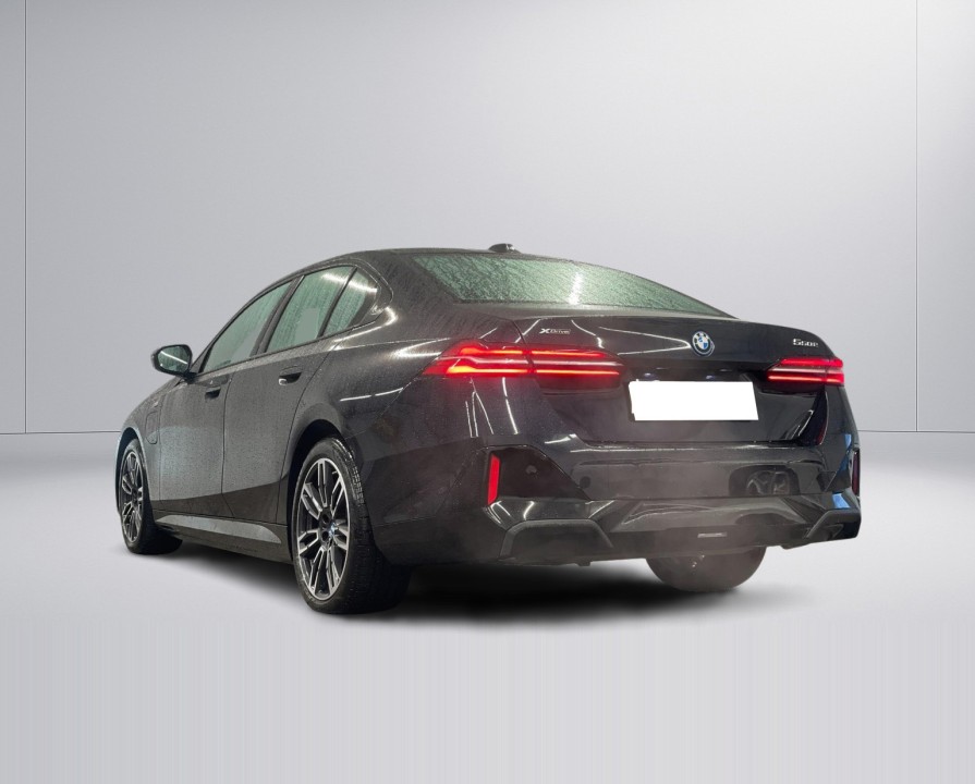 BMW Seria 5 xDrive550e M-Sport (2)