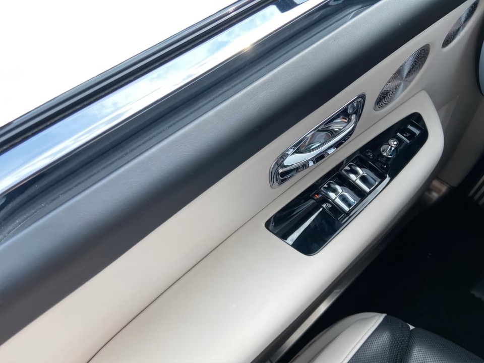 Rolls-Royce Cullinan Black Badge - foto 17