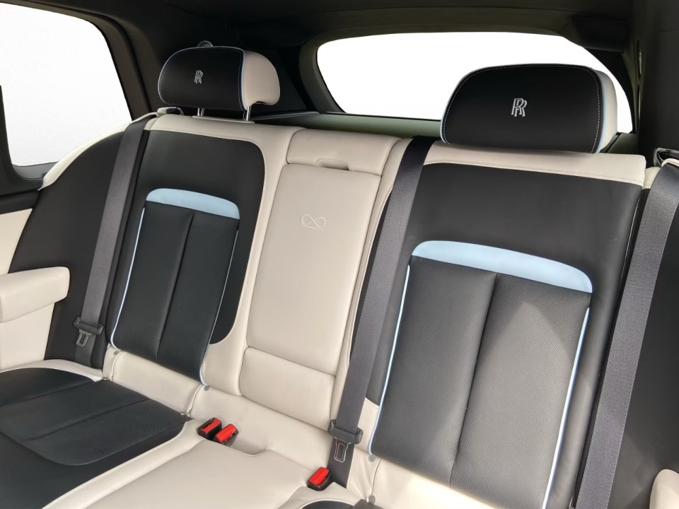 Rolls-Royce Cullinan Black Badge - foto 16