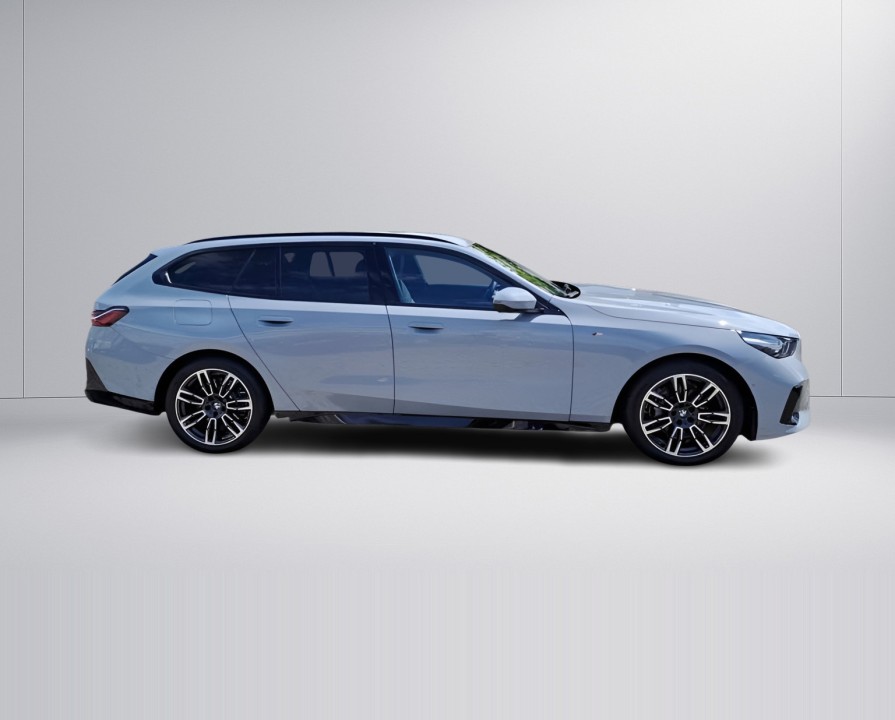 BMW Seria 5 540d xDrive Touring M-Sport (2)