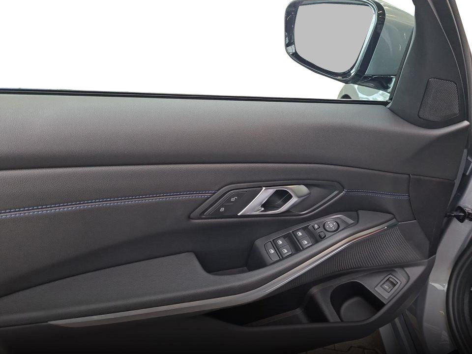 BMW Seria 3 320i xDrive M-Sport - foto 13